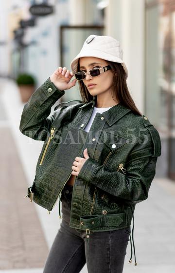 Короткая зеленая куртка с декоративной шнуровкой