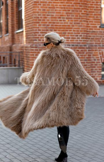 Длинное светло-коричневое пальто из лисы роспуск