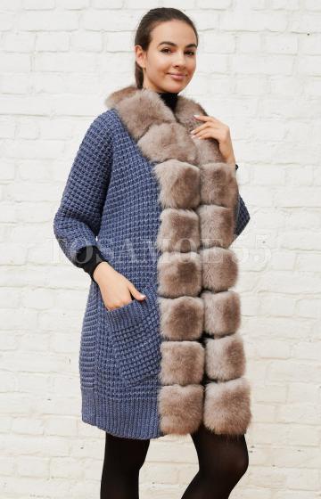 Вязаный голубой кардиган с песцом