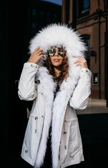 Укороченная светлая парка с енотом