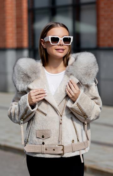 Светлая короткая дубленка с капюшоном отделка песец