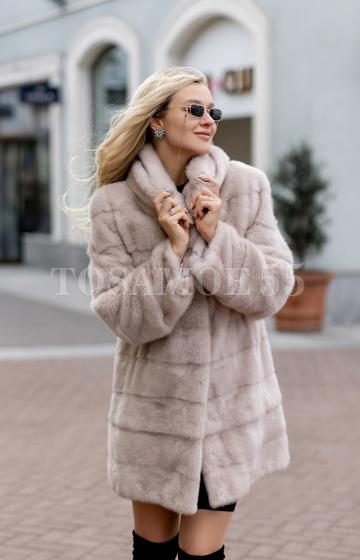 Светлая норковая шуба поперечка с капюшоном
