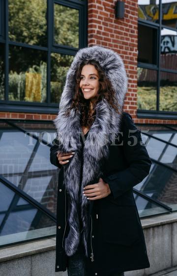 Темная парка с мехом чернобурки