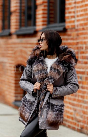 Серая парка с арктической лисой