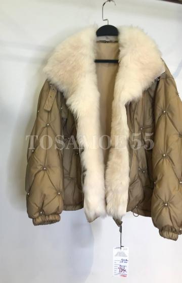 Короткий пуховик с жемчугом отделка эко-мех