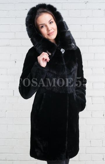 Шуба с капюшоном из мутона черного цвета с норкой