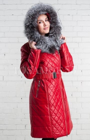 Пальто красного цвета с капюшоном
