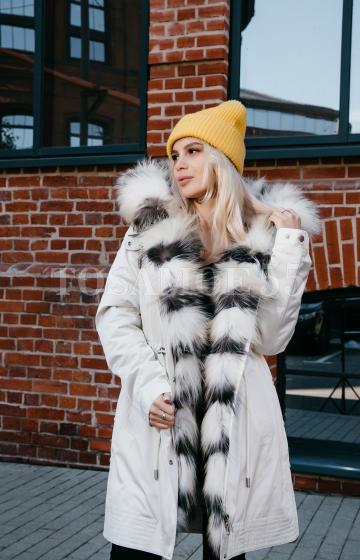 Светлая парка с комбинированным мехом