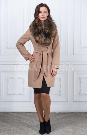 Пальто бежевое из шерсти с воротником из енота