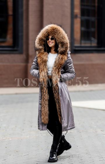 Длинная парка с капюшоном из енота