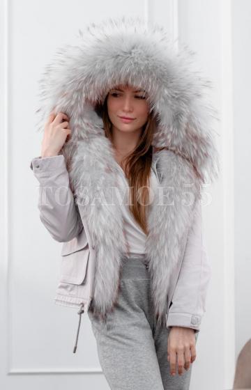 Светло-серая укороченная парка с мехом