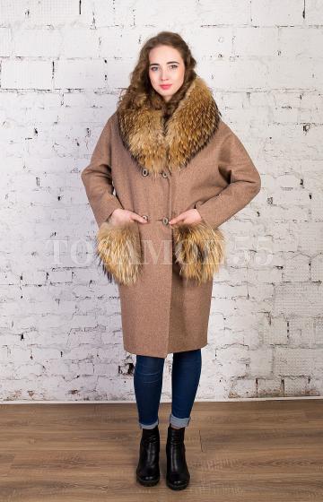 Пальто бежевое из шерсти с отделкой из меха енота