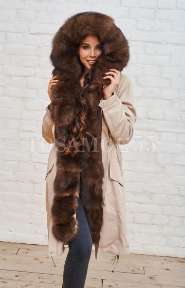 Удлиненная парка бежевого цвета с мехом песца