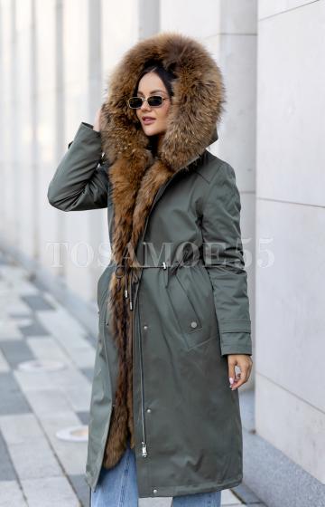 Длинная серая парка с мехом енота