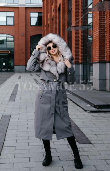 Серая парка с мехом цвета снежного соболя