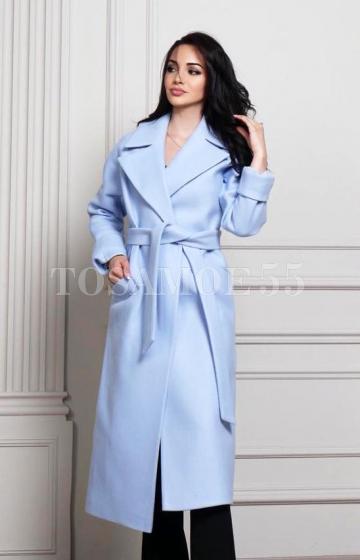Удлиненное пальто голубого цвета с отложным воротником