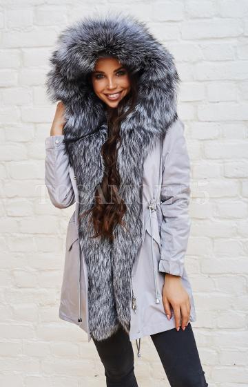 Парка серого цвета с мехом чернобурки